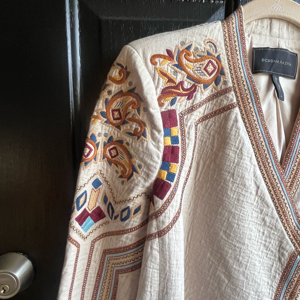 BCBGMaxAzria Crop‎ Jacket Beautiful Embroidery no stains size Medium - Picture 2 of 9